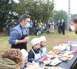 Sus Majestades los Reyes visitan el taller de show cooking